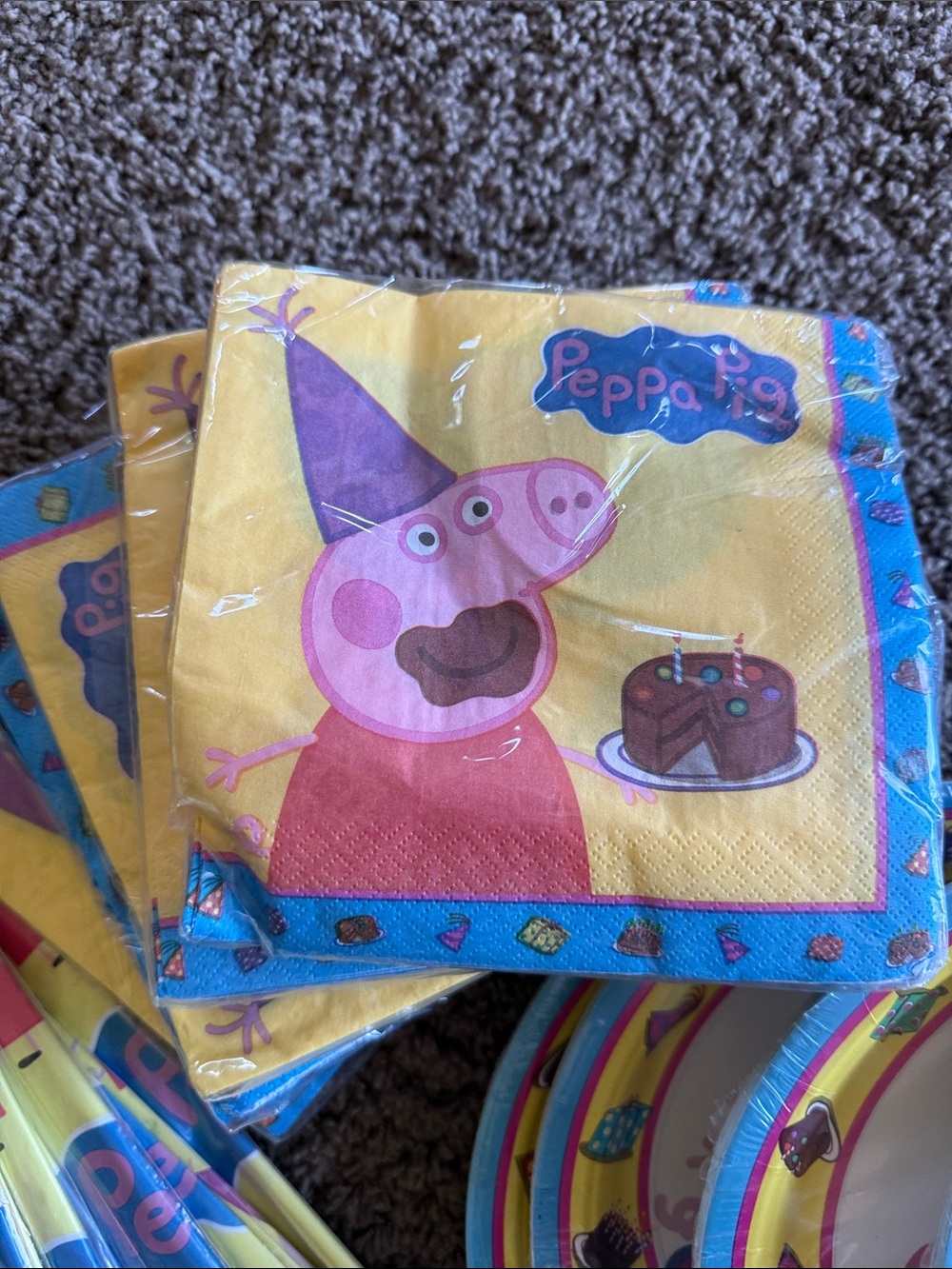 Peppa Pig Party Tableware Set in Yellow, Pink & Blue - Picture 4 of 8